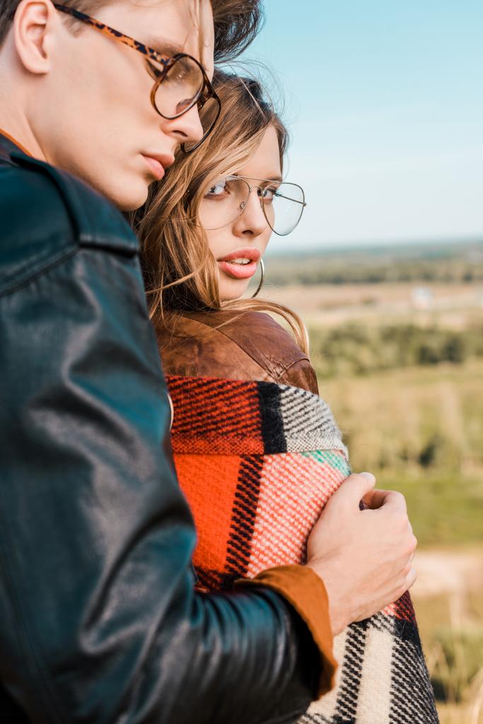 mladý pár v brýlích, stojící na venkově louka  - Fotografie, Obrázek
