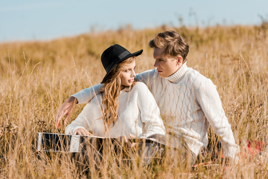atractiva pareja joven mirándose unos a otros en el prado
 - Foto, imagen