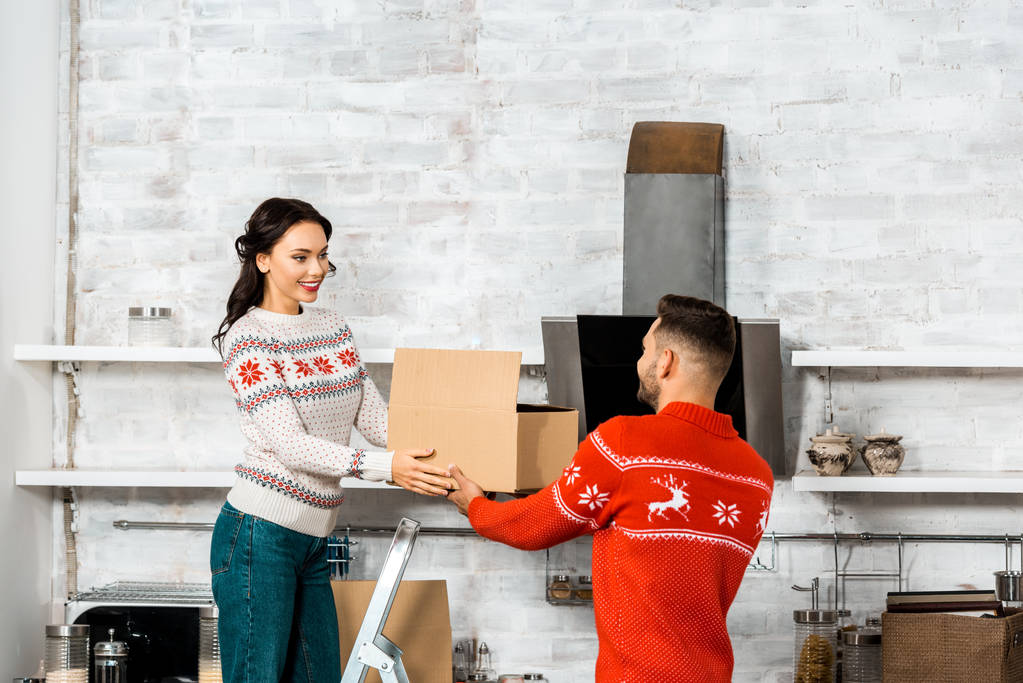 молодая пара с картонными коробками для переезда в новый дом
 - Фото, изображение