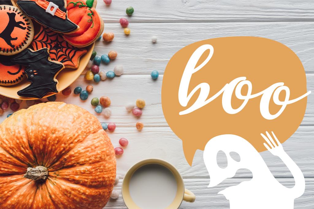 vue surélevée de la citrouille, assiette avec biscuits d'Halloween, bonbons et tasse avec du lait sur fond en bois avec fantôme et signe "Boo"
 - Photo, image