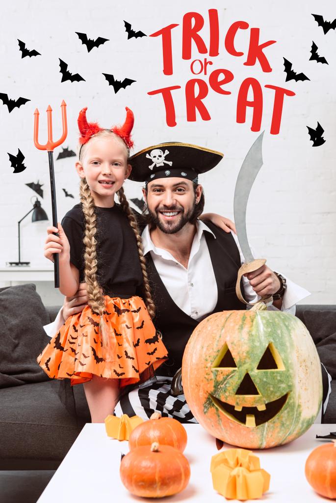 onnellinen tytär ja isä halloween puvut kotona "karkki tai kepponen" kirjoituksella
 - Valokuva, kuva