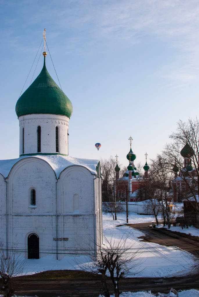 Ballon über Kuppeln orthodoxer Kirchen - Foto, Bild