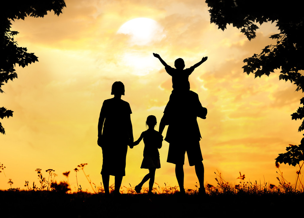 Sziluettjét, játszó réten, naplemente, s boldog gyermekek csoportja - Fotó, kép