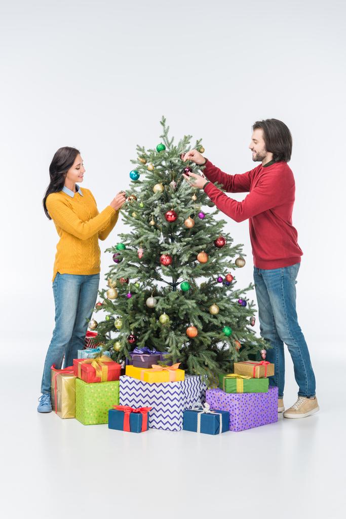 couple décoration arbre de Noël avec des boules de verre isolé sur blanc
 - Photo, image