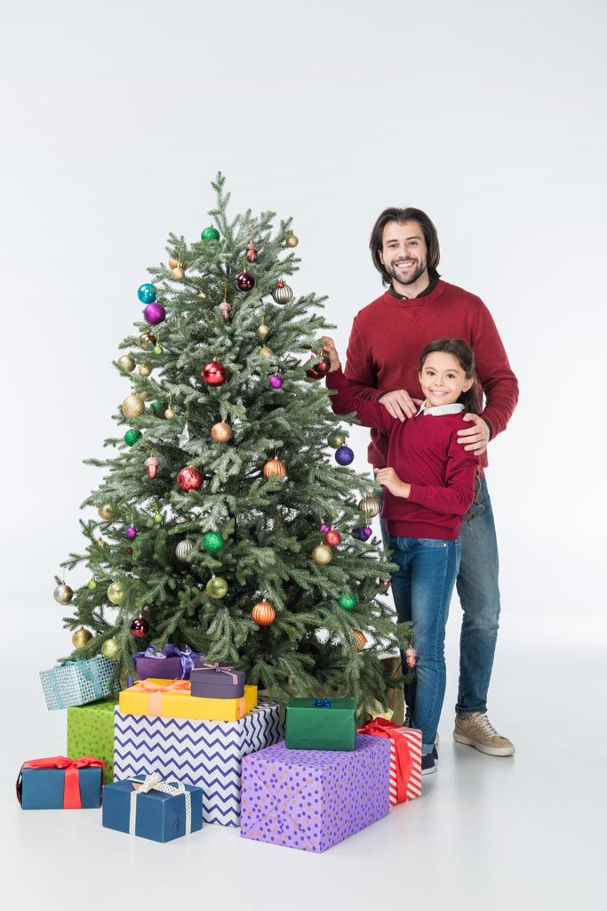 Mutlu baba ile kızı ile üzerine beyaz izole hediyeleri Noel ağacı süsleme - Fotoğraf, Görsel