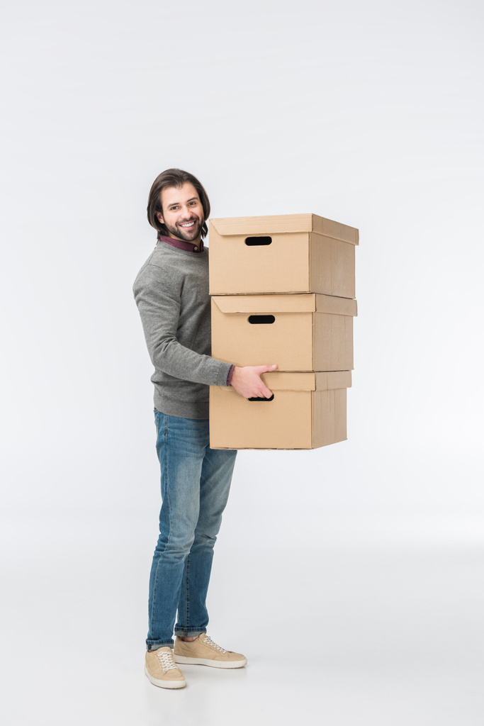 человек держит стопку картонных коробок изолированы на белом
 - Фото, изображение