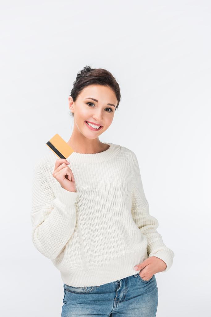 ευτυχισμένη γυναίκα δείχνει την πιστωτική κάρτα που απομονώνονται σε λευκό  - Φωτογραφία, εικόνα