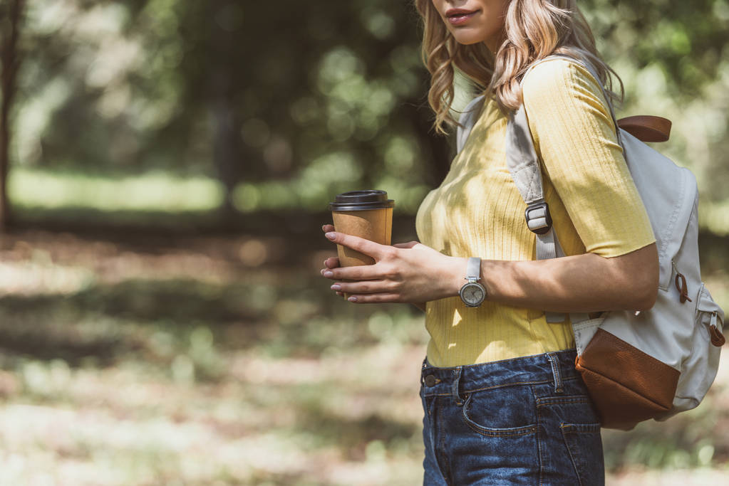 bardak kahve kadınla parkta gitmek için kırpılmış - Fotoğraf, Görsel