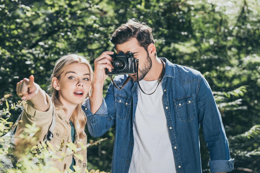 портрет пары туристов с фотокамерой, фотографирующей в парке
 - Фото, изображение