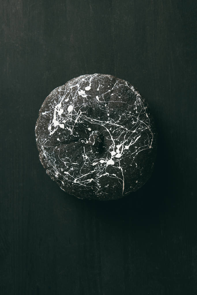 felülnézet fehér festékkel fekete sütőtök splatters sötét halloween háttér   - Fotó, kép