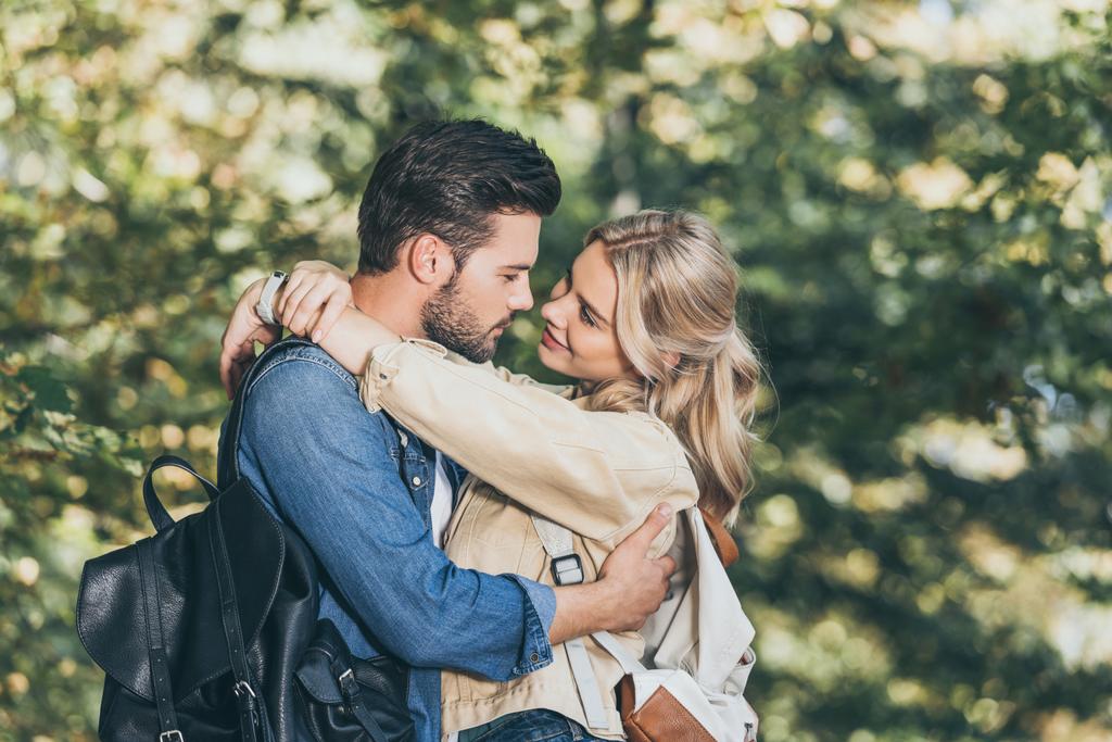boční pohled mladých romantický pár na podzim park - Fotografie, Obrázek