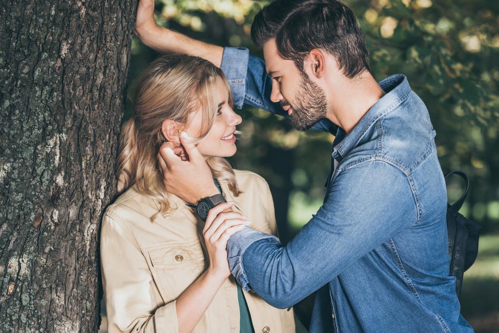 pareja romántica mirándose en el parque de otoño
 - Foto, Imagen
