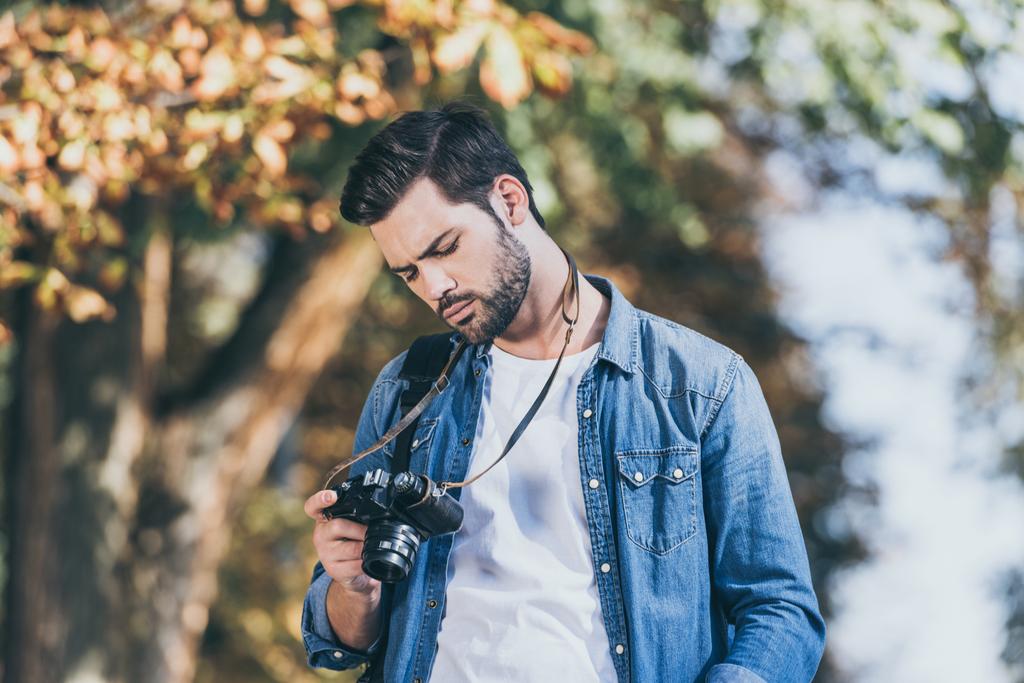 retrato de turista con cámara fotográfica en el parque de otoño
 - Foto, imagen