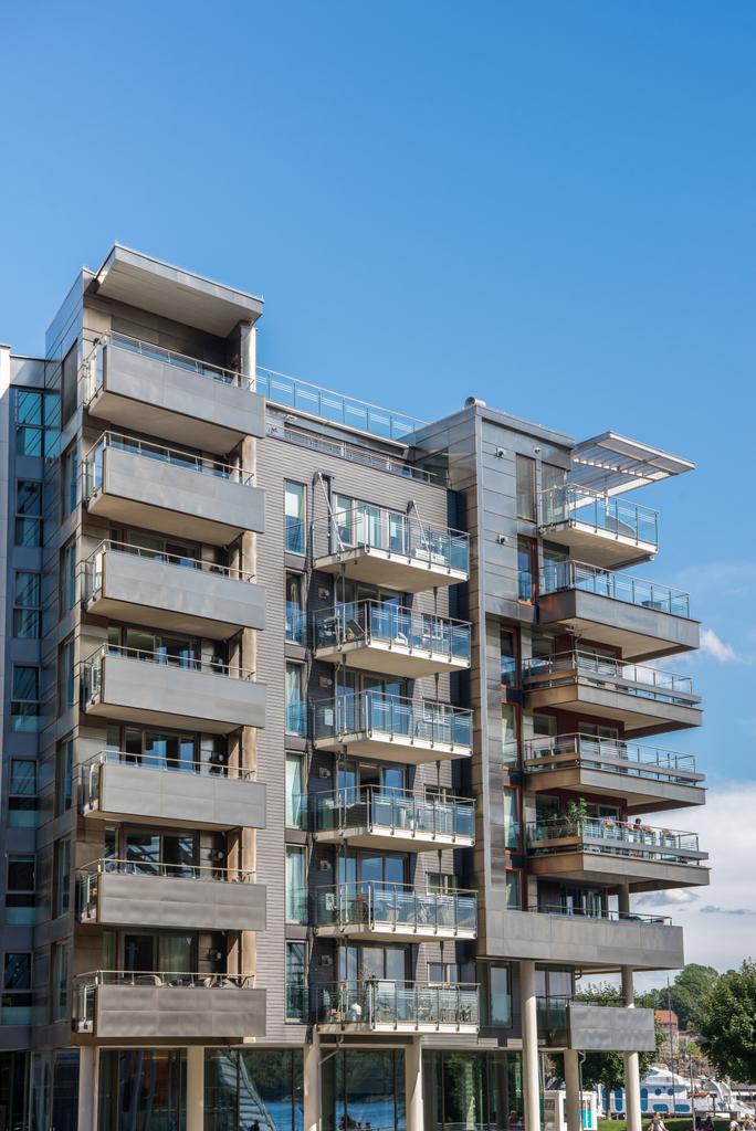 OSLO, NORVÈGE - 28 JUILLET 2018 : immeuble moderne avec balcons par temps ensoleillé, quartier Aker Brygge, Oslo, Norvège
 - Photo, image