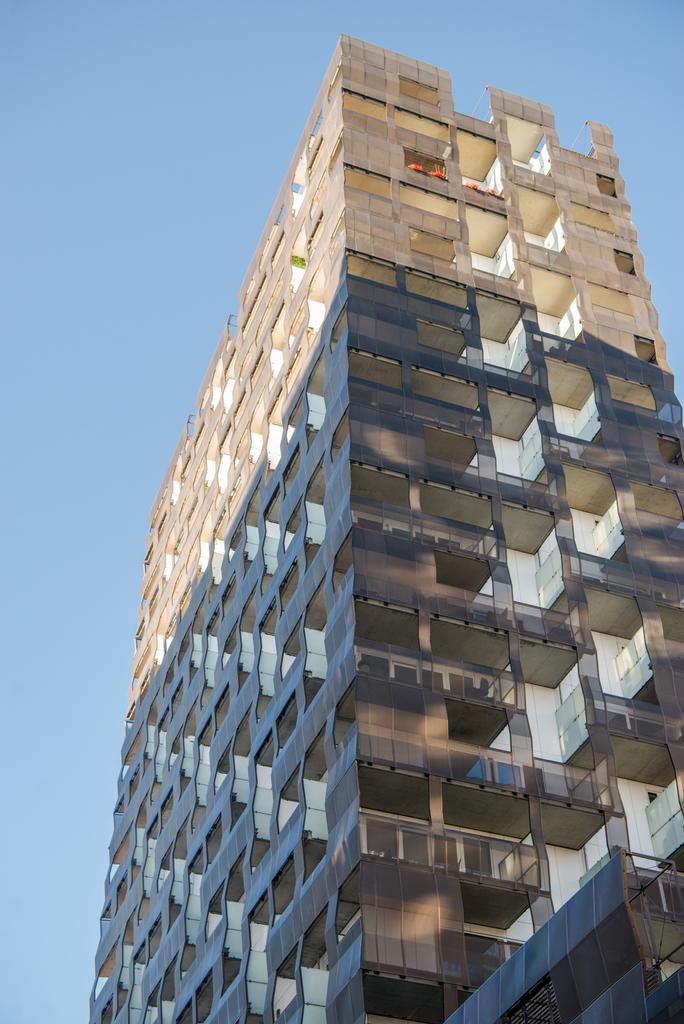 χαμηλή γωνία προβολής της σύγχρονης αρχιτεκτονικής κατά της μπλε του ουρανού στην περιοχή γραμμικού κώδικα, Όσλο  - Φωτογραφία, εικόνα