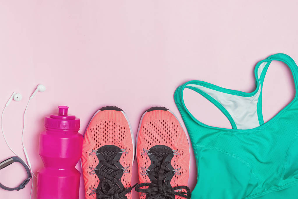 Acessórios de fitness feminino: tênis, garrafa com água e sutiã esportivo
 - Foto, Imagem