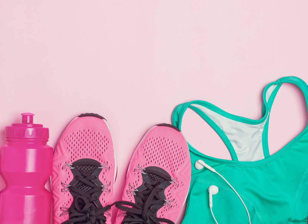Akcesoria fitness kobiece: trampki, butelka z wodą i sportowy biustonosz - Zdjęcie, obraz