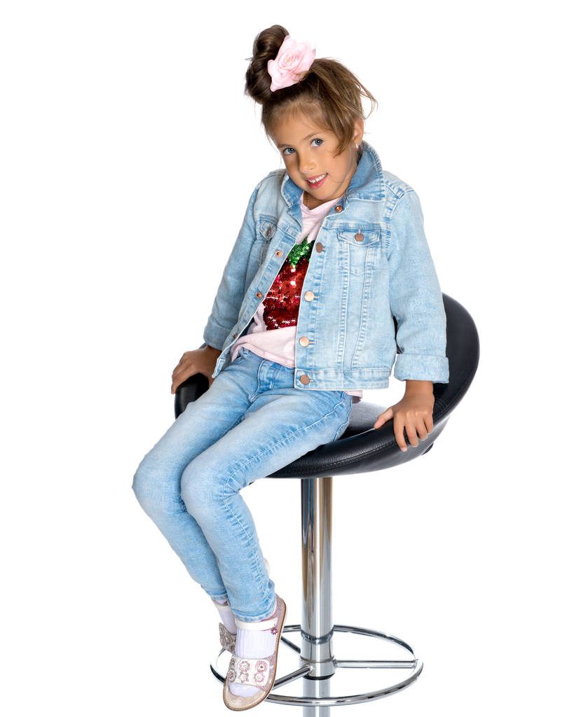 Μικρό κορίτσι σε μια περιστρεφόμενη καρέκλα - Φωτογραφία, εικόνα