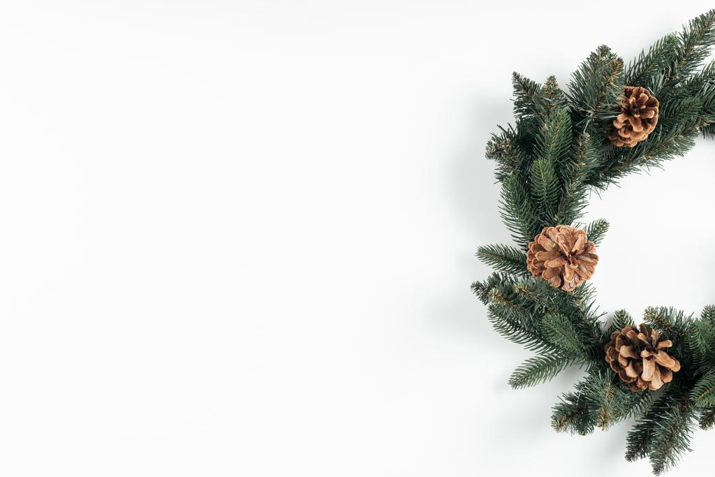 vue rapprochée de la belle couronne de Noël avec des cônes de pin sur fond blanc
 - Photo, image