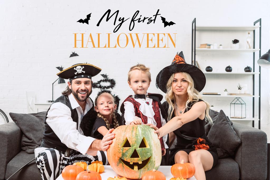 portrét rodiny v různých kostýmech halloween na stolku s dýně doma "můj první Halloween" nápisy  - Fotografie, Obrázek