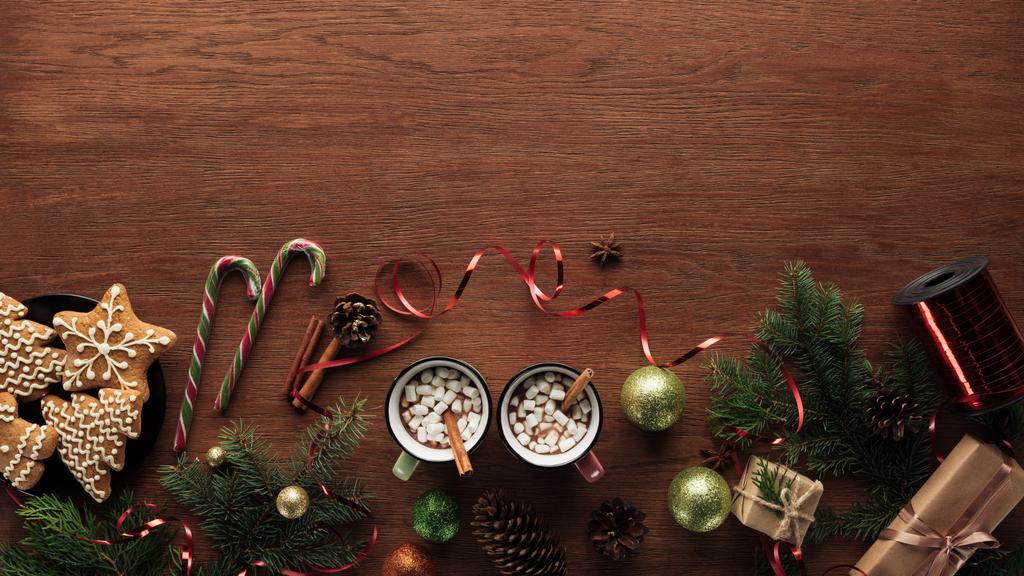 Kupalar sıcak çikolata, krema ve tarçın ve Noel dekorasyonları ahşap arka plan üzerinde üstten görünüm - Fotoğraf, Görsel