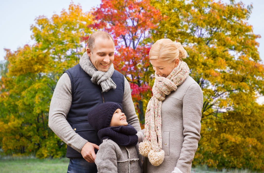 glückliche Familie über Herbst Park Hintergrund - Foto, Bild