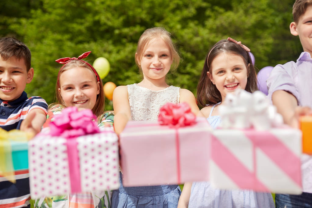 Doğum günü partisi yaz aylarında hediyelerle mutlu çocuklar - Fotoğraf, Görsel
