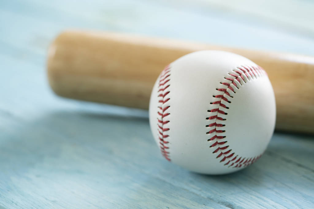 mazza da baseball e baseball su sfondo tavolo in legno, da vicino
 - Foto, immagini