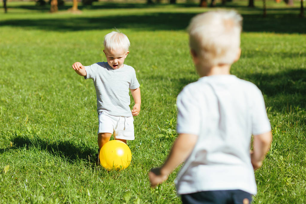 Bahçedeki aktif spor oynarken tatlı kardeşler - Fotoğraf, Görsel