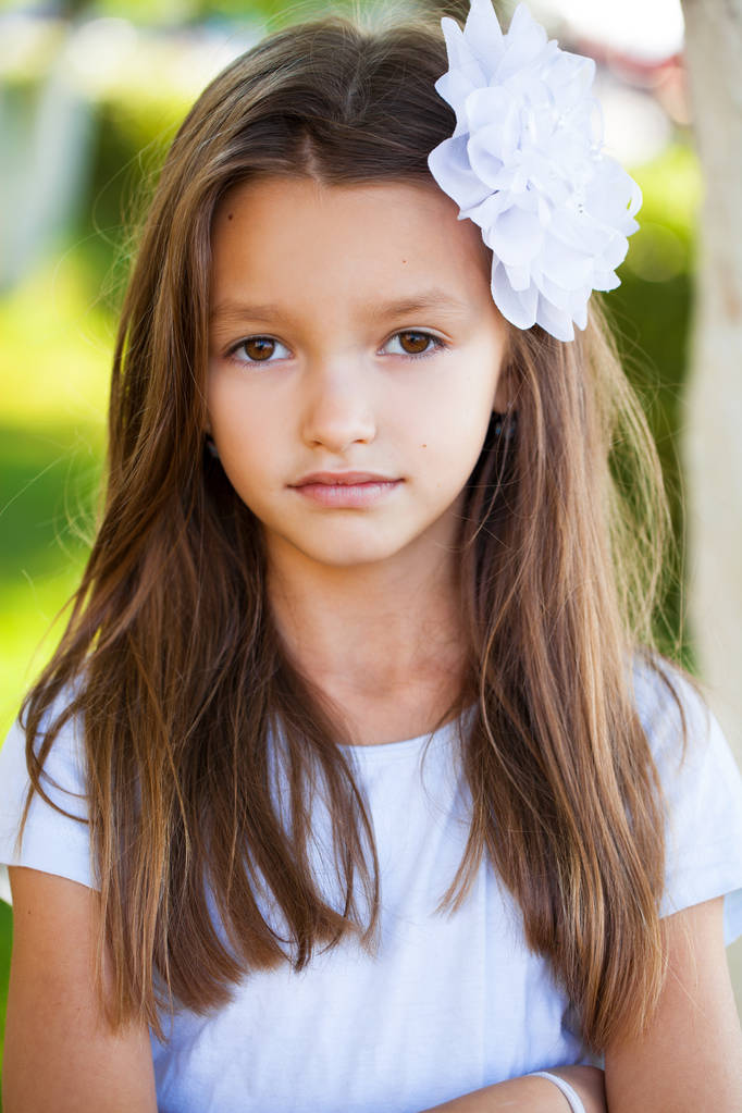 Porträt einer schönen jungen brünetten Mädchen, Sommer im Freien - Foto, Bild