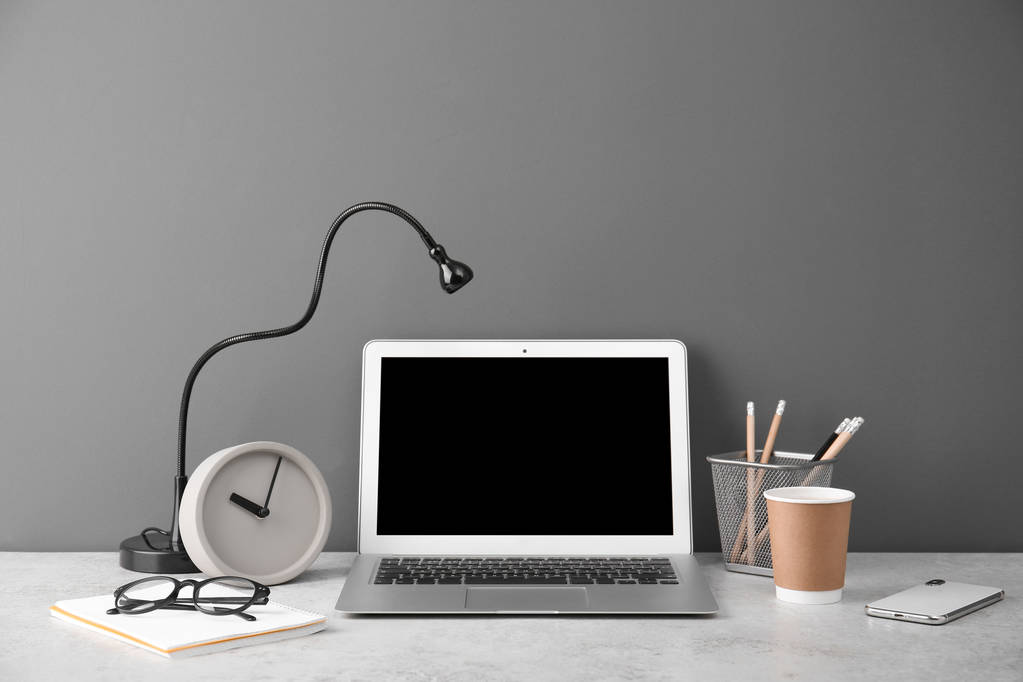 Local de trabalho moderno com laptop na mesa. Tela em branco para mockup
 - Foto, Imagem