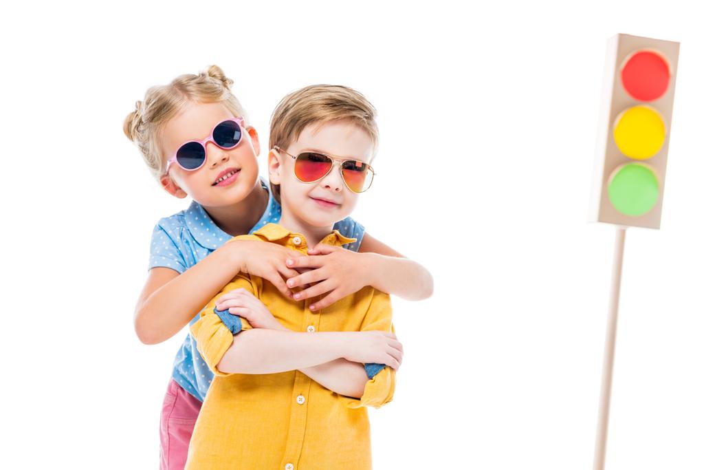 eleganti bambini in occhiali da sole con semafori in cartone su sfondo, isolati su bianco
 - Foto, immagini