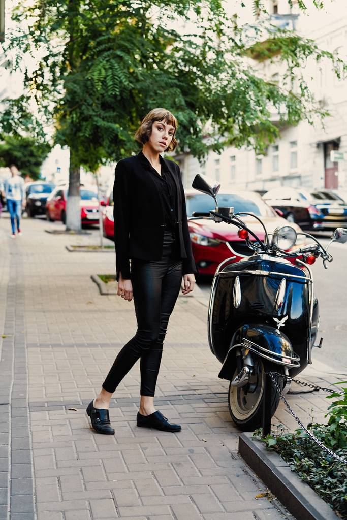 Młoda kobieta w stylowe czarne ubrania pozowanie               - Zdjęcie, obraz