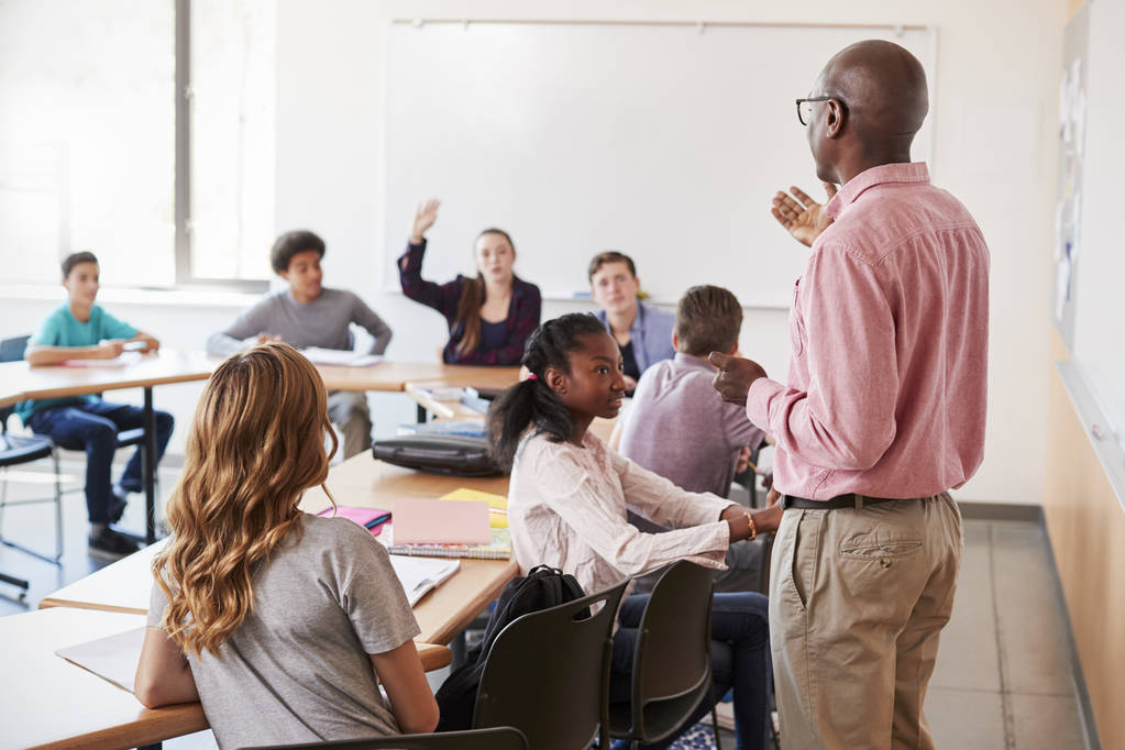 Beyaz tahta öğretim sınıfında duran Erkek Lisesi Öğretmen - Fotoğraf, Görsel