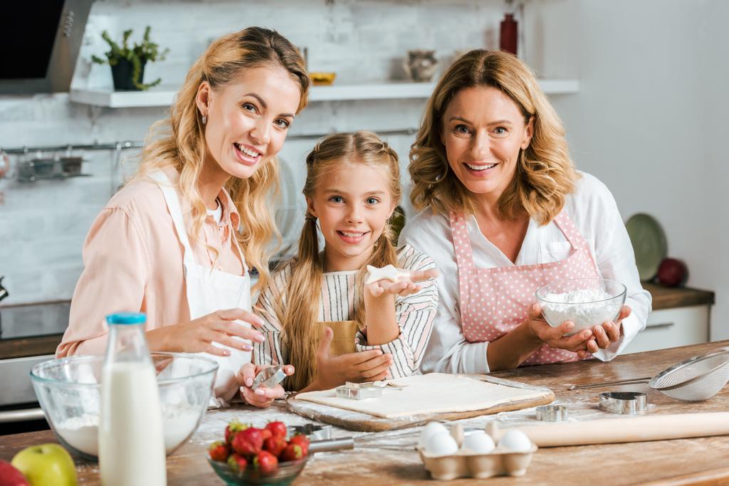 bela feliz três gerações de mulheres fazendo massa para biscoitos em casa
 - Foto, Imagem
