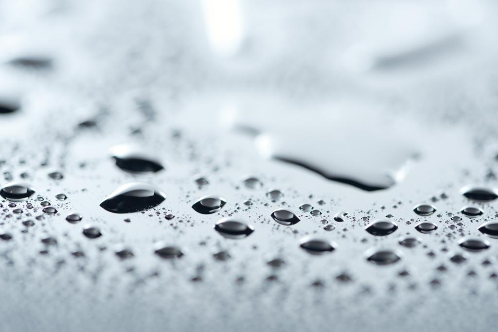 vista de cerca de las gotas de agua en la superficie gris como fondo
 - Foto, imagen