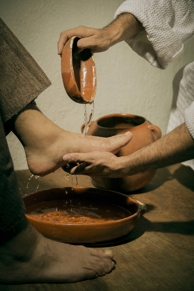 Jesucristo lavando los pies de sus discípulos en señal de humildad y servicio - Foto, Imagen