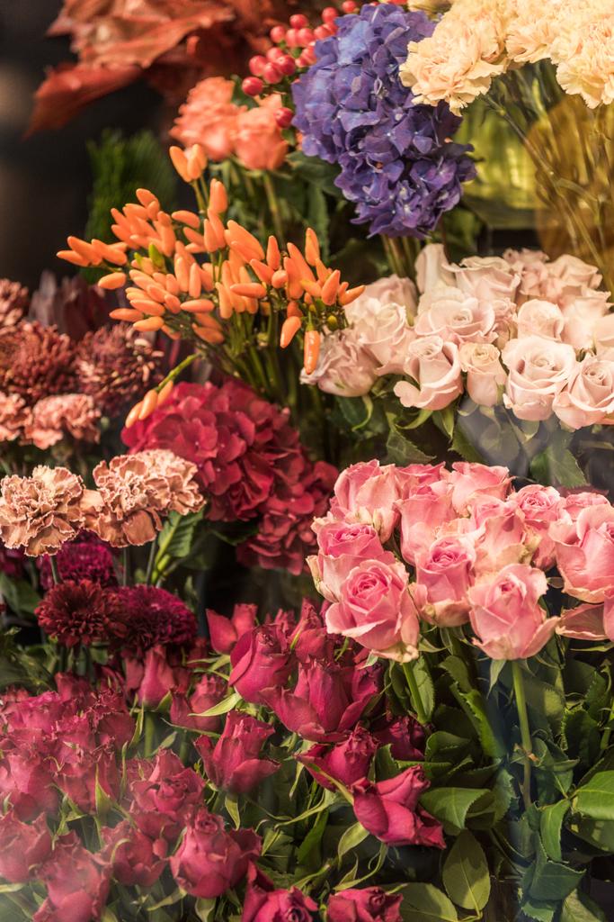 kauniita ruusuja ja neilikka kukkia kukkakauppa
 - Valokuva, kuva