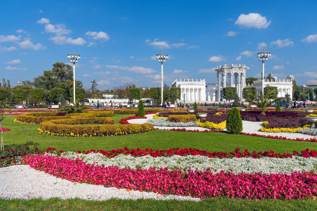 MOSCOW, RÚSSIA - 22 de setembro de 2018: Pavilhão 66 Cultura no parque VDNKh. Projeto de paisagem bonita
 - Foto, Imagem