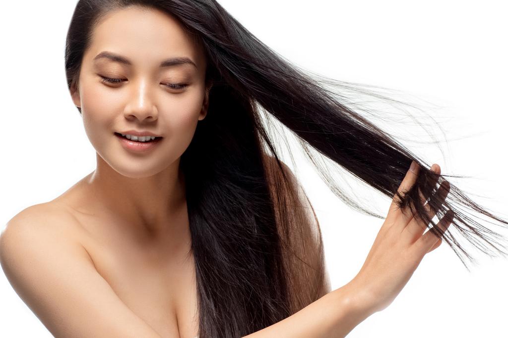 portrait de modèle asiatique attrayant avec des cheveux forts et sains posant isolé sur blanc
 - Photo, image