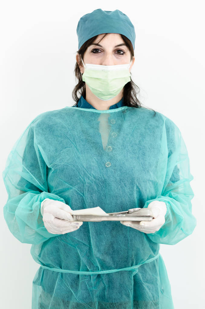 Zubař izolovaných na bílém pozadí, drží podnos s sterilní zubní nástroje. - Fotografie, Obrázek