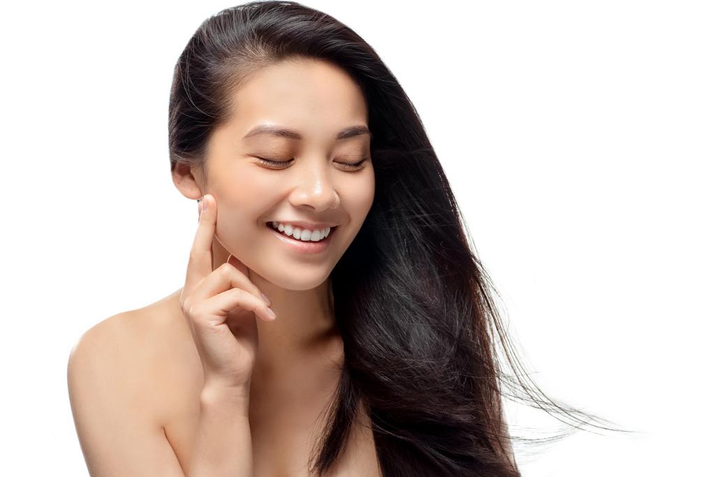 портрет веселої азіатської моделі зі здоровим і блискучим волоссям позує ізольовано на білому
 - Фото, зображення