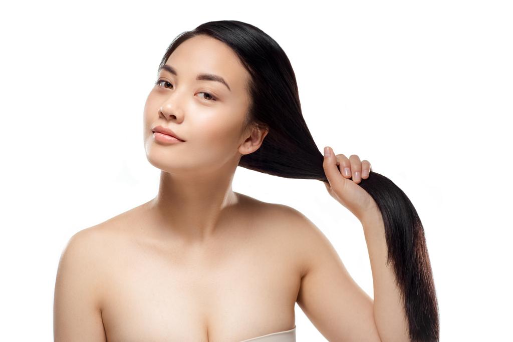 πορτρέτο του όμορφη νεαρή γυναίκα Ασίας με υγιή σκούρα μαλλιά που απομονώνονται σε λευκό - Φωτογραφία, εικόνα