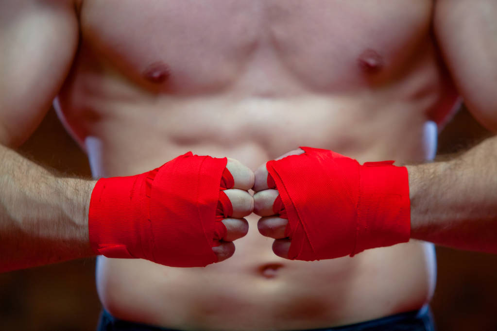 Boże Narodzenie. Mięśni kickbox Fighter boks Mikołaja z czerwonym bandaże na tle ceglany mur. - Zdjęcie, obraz