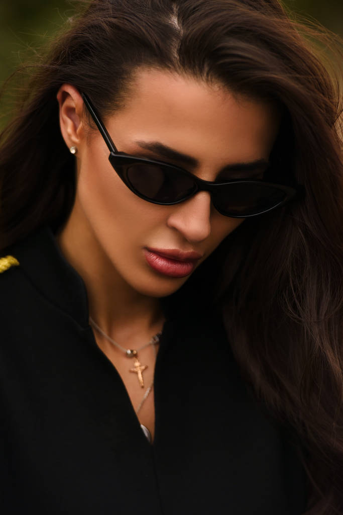 fiatal gyönyörű barna nő visel napszemüveg közelről portré  - Fotó, kép