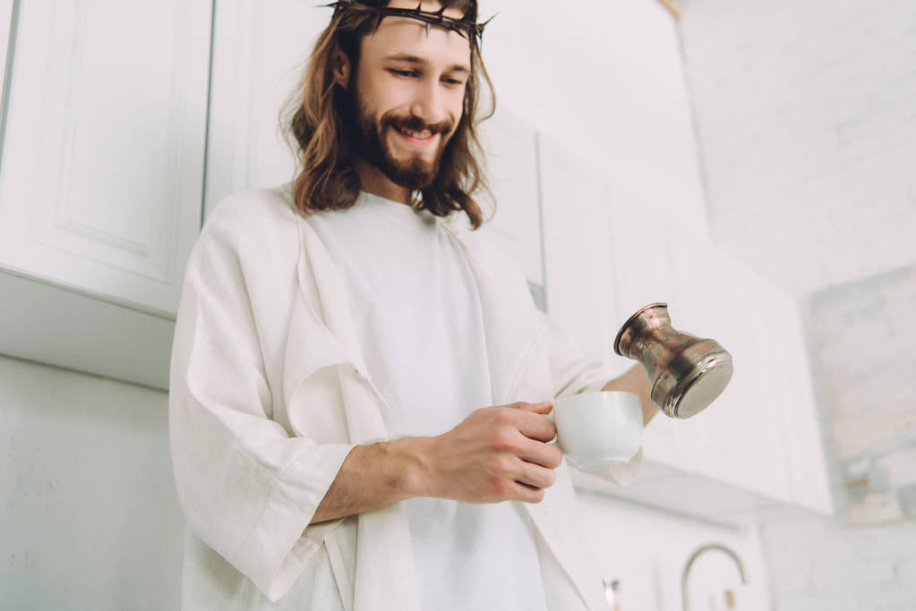 alacsony, szög, Kilátás boldog Jézus kávét cezve özönlenek a konyhában csésze reggel időben otthon  - Fotó, kép