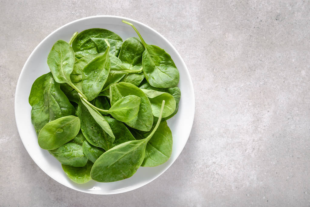 Zelená zelenina - špenát na talíř, zdravé potraviny, vegetariánské stravě koncept. - Fotografie, Obrázek