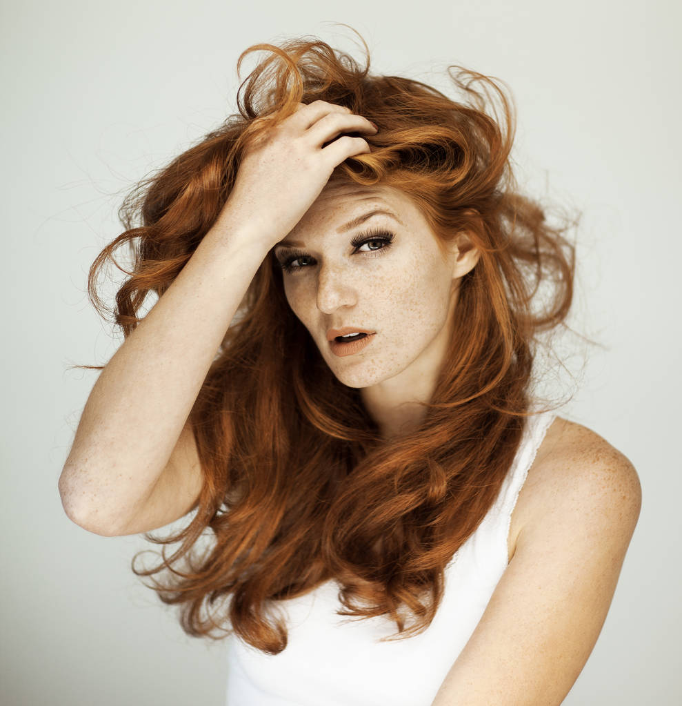 Ritratto di una bella giovane donna con lunghi capelli rossi ricci e lentiggini, trucco perfetto
 - Foto, immagini