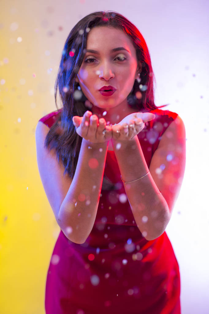 piękna młoda kobieta w party kolorów na Boże Narodzenie i nowy rok - Zdjęcie, obraz