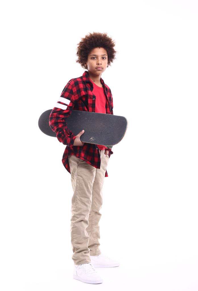 kleiner schwarzer Junge mit Skateboard - Foto, Bild